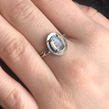 Серебряное кольцо с лунным камнем MVR1570MS