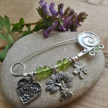 Серебряная брошь с перидотом 01CBR106PR Серебряная брошь с перидотом 01CBR106PR