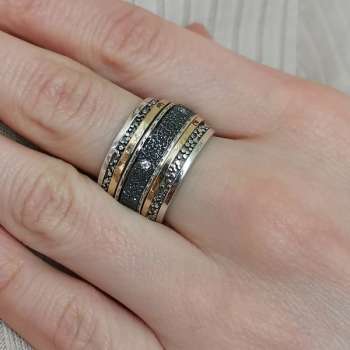 Серебряное кольцо с куб.цирконом и золотом SNRv005G Серебряное кольцо с куб.цирконом и золотом SNRv005G