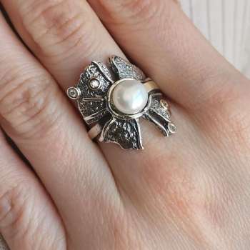 Серебряное кольцо с жемчугом, куб.цирконом и золотом MVR2059GPL Серебряное кольцо с жемчугом, куб.цирконом и золотом MVR2059GPL