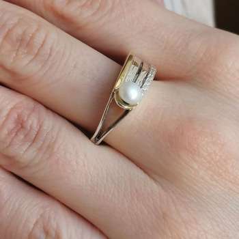 Серебряное кольцо с жемчугом, куб.цирконом и золотом MVR2119GPL Серебряное кольцо с жемчугом, куб.цирконом и золотом MVR2119GPL