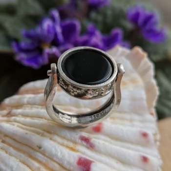 Серебряное кольцо с лазуритом и ониксом 01R465LZ/1 Серебряное кольцо с лазуритом и ониксом 01R465LZ/1